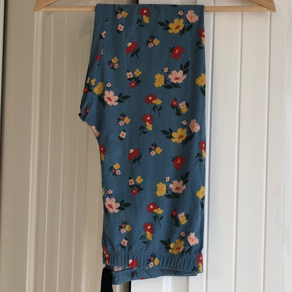 Light blue leggings with floral print